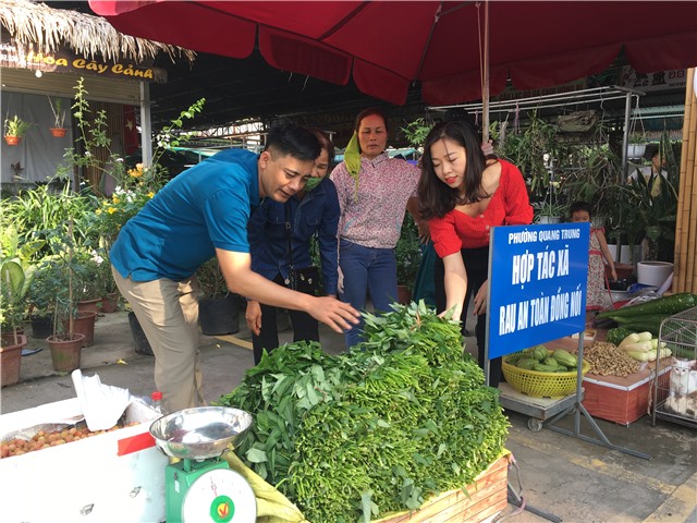 Nhộn nhịp chợ Cảnh Uông Bí cuối tuần