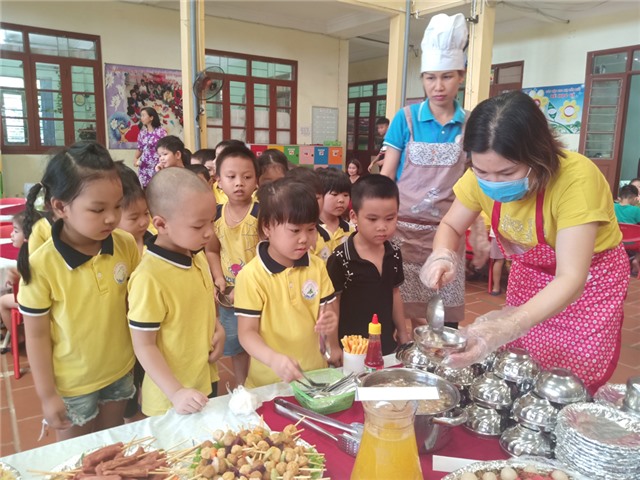 Tiệc Buffet cho các bé trường mầm non Thanh Sơn