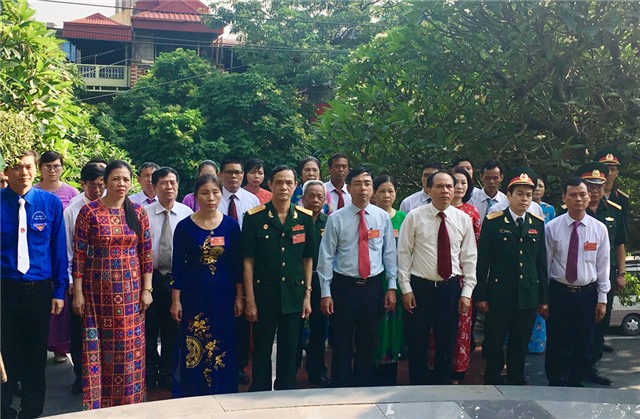 Đoàn đại biểu Đại hội MTTQ TP viếng anh hùng liệt sỹ và Dâng hương tại Đài tưởng niệm Bác Hồ