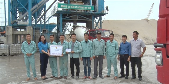 LĐLĐ thành phố tặng quà CNLĐ