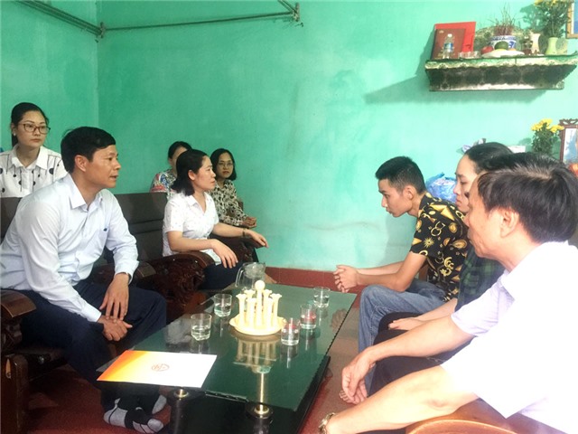 Lãnh đạo thành phố Uông Bí tới thăm hỏi, chia buồn gia đình bệnh nhân tử vong tại Bệnh viện Việt Nam - Thụy Điển Uông Bí