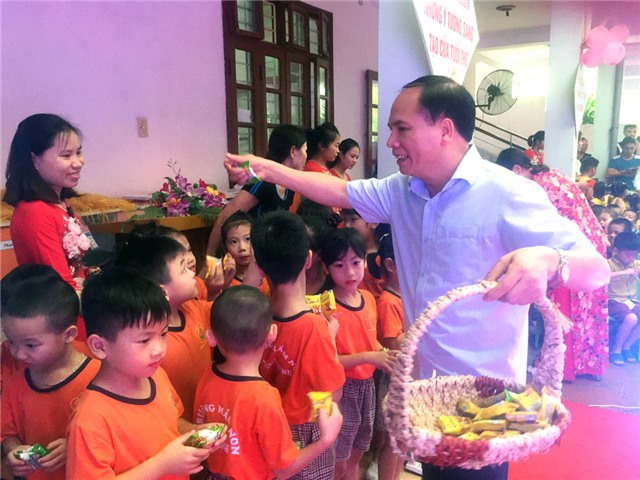 Lãnh đạo thành phố tặng quà Tết thiếu nhi 1/6