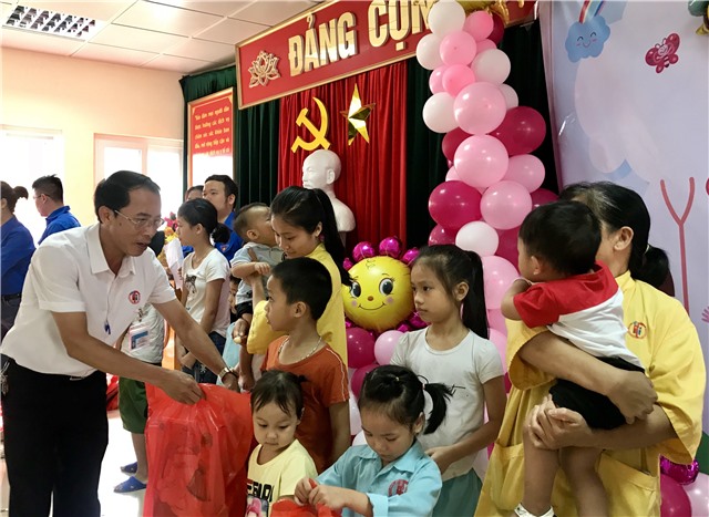 Tặng 213 suất quà cho bệnh nhi dịp 1-6