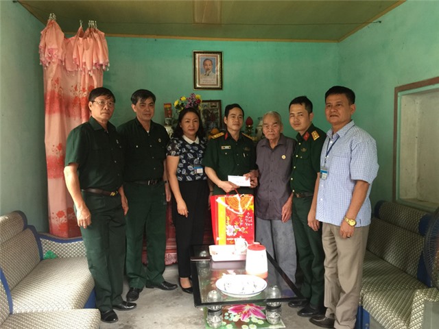 Thăm, tặng quà chiến sỹ Điện Biên 