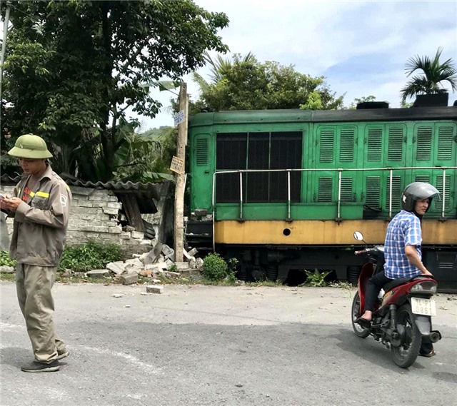 Đầu tàu lao vào nhà dân không gây thiệt hại về người