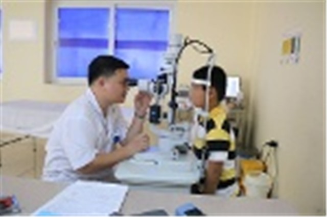 Bé trai 6 tuổi suýt mất thị lực vì một cành hoa