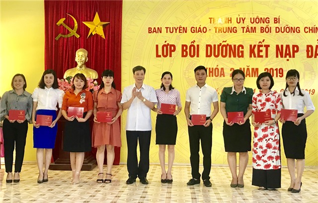 Bế giảng lớp bồi dưỡng kết nạp đảng khoá 2 năm 2019