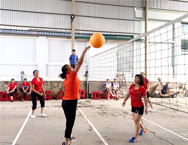 Cụm thi đua số 2 Hội LHPN thành phố giao lưu bóng chuyền hơi