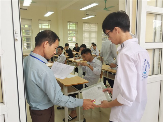 Các thí sinh TP Uông Bí bước vào ngày thi đầu tiên kỳ thi THPT Quốc gia  