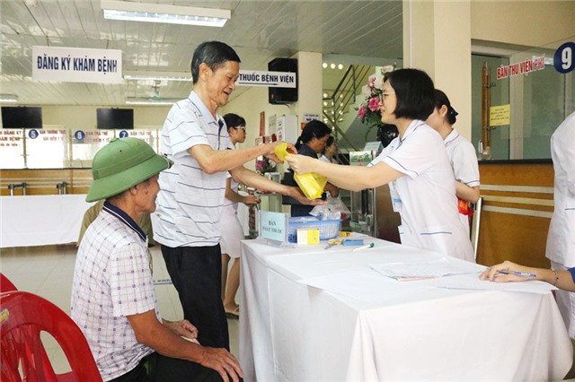 Bệnh viện Việt Nam - Thụy Điển Uông Bí: Khám bệnh, phát thuốc miễn phí cho người có công