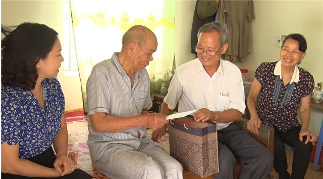 Hội NCT tỉnh, thành phố tặng quà người có công