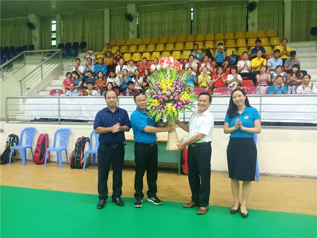 Cụm VHTT khu vực Vàng Danh: giao lưu cầu lông, bóng chuyền hơi