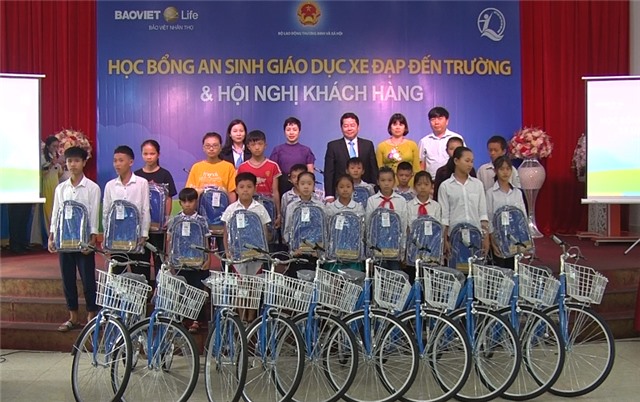 Trao học bổng An sinh giáo dục - xe đạp đến trường năm 2019