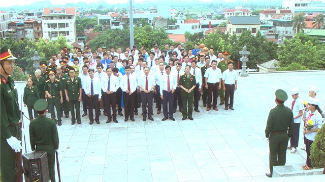 Đoàn đại biểu Thành phố viếng anh hùng liệt sỹ nhân kỷ niệm 72 năm ngày thương binh, liệt sỹ