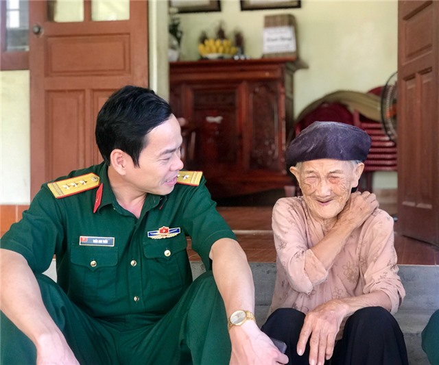 Ban Chỉ huy Quân sự thành phố thăm, tặng quà người có công