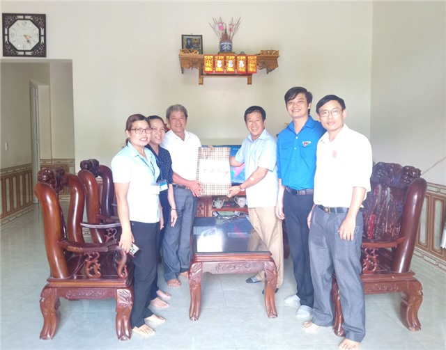 Đồng chí Phạm Ngọc Hải, UV BTV Thành uỷ, Phó Chủ tịch Thường trực HĐND thành phố thăm, tặng quà Người có công 