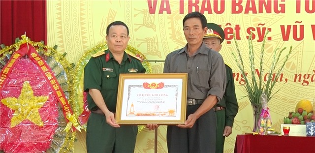 Lễ trao bằng Tổ quốc ghi công cho thân nhân liệt sỹ Vũ Viết Tính