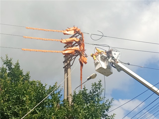 Điện lực Uông Bí triển khai công nghệ sửa chữa điện Hotline