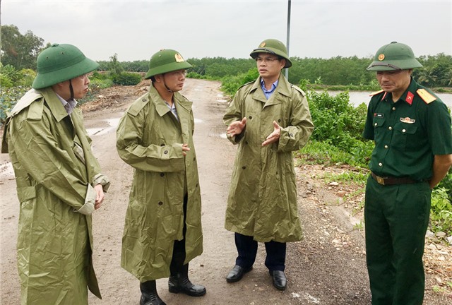 Đồng chí Nguyễn Mạnh Hà, Phó Bí thư Thành ủy, Chủ tịch UBND thành phố kiểm tra công tác phòng chống bão số 3 