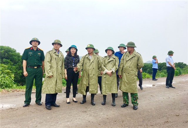 Đồng chí Cao Tường Huy, Phó Chủ tịch UBND tỉnh kiểm tra công tác phòng, chống bão số 3 tại TP Uông Bí