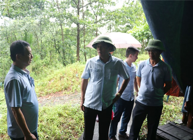 Phó Chủ tịch UBND thành phố  Đặng Đình Sách chỉ đạo khắc phục sự cố sạt lở đất tại tuyến băng tải Công ty Than Nam Mẫu 