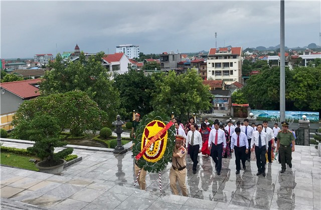 Lãnh đạo Thành phố viếng anh hùng liệt sỹ, dâng hương Đài tưởng niệm Bác Hồ nhận dịp Quốc khánh 2/9
