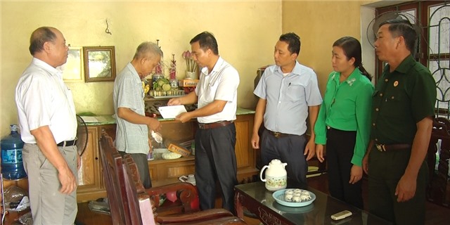 Phường Quang Trung thăm, tặng quà nạn nhân chất độc da cam