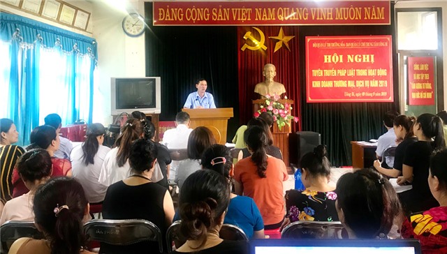 Tuyên truyền, phổ biến pháp luật kinh doanh tại chợ Trung tâm Uông Bí