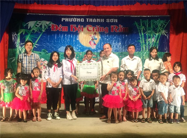 Bí thư Thành uỷ Trần Văn Lâm: Chung vui đêm hội trăng rằm với thiếu nhi phường Thanh Sơn