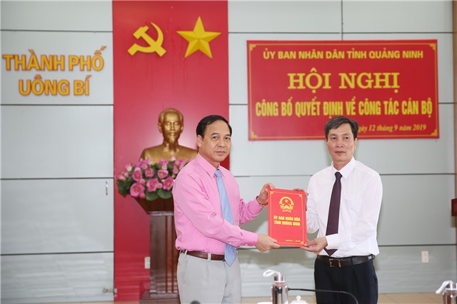 Công bố, trao quyết định của UBND tỉnh Quảng Ninh phê chuẩn kết quả bầu bổ sung chức vụ Phó Chủ tịch UBND TP Uông Bí khóa XIX, nhiệm kỳ 2016-2021