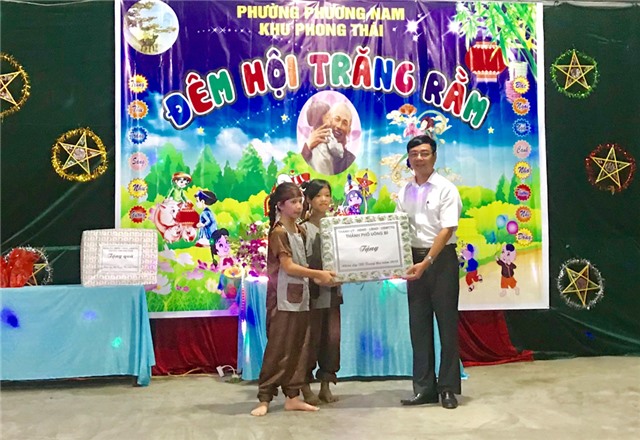 Chủ tịch MTTQ thành phố Đào Ngọc Sơn tặng quà Trung thu tại phường Phương Nam