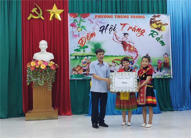 Đồng chí Nguyễn Văn Thành, Phó Chủ tịch UBND thành phố chúc mừng Tết trung thu thiếu niên nhi đồng phường Trưng Vương 