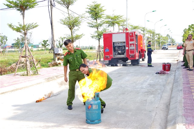 Tập huấn nghiệp vụ phòng cháy, chữa cháy và cứu nạn, cứu hộ cho hơn 200 cán bộ, chiến sỹ Công an thành phố