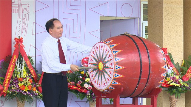 Đồng chí Trần Văn Lâm - Tỉnh ủy viên, Bí thư Thành ủy, Chủ tịch HĐND thành phố: Dự khai giảng năm học mới tại Trường THPT Uông Bí