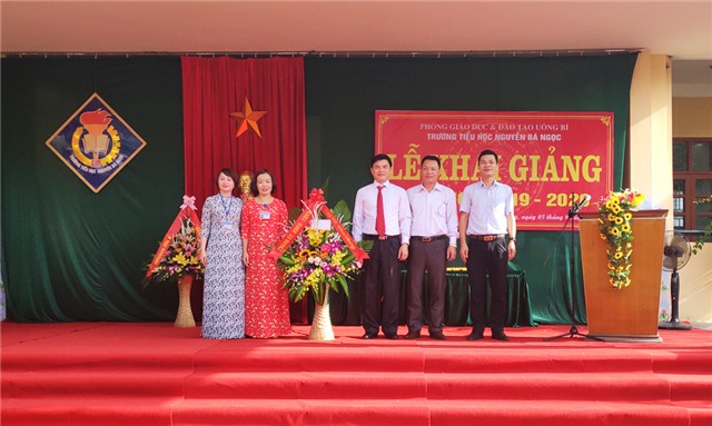 Đồng chí Nguyễn Mạnh Hà, Phó Bí thư Thành ủy, Chủ tịch UBND thành phố  chúc mừng lễ khai giảng tại Trường Tiểu học Nguyễn Bá Ngọc