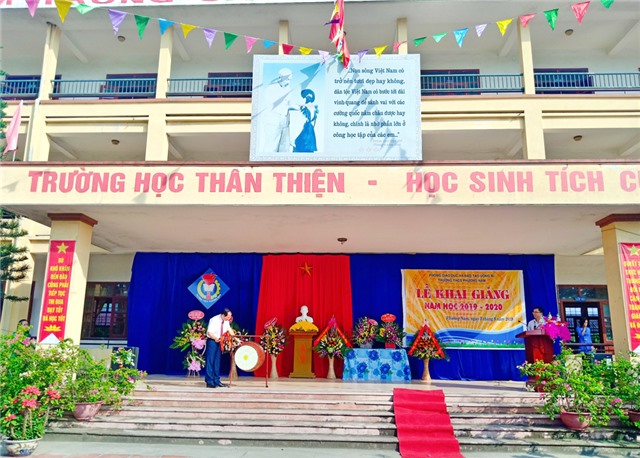 Phó Chủ tịch UBND thành phố Nguyễn Đình Trung dự lễ khai giảng năm học mới tại Trường THCS Phương Nam