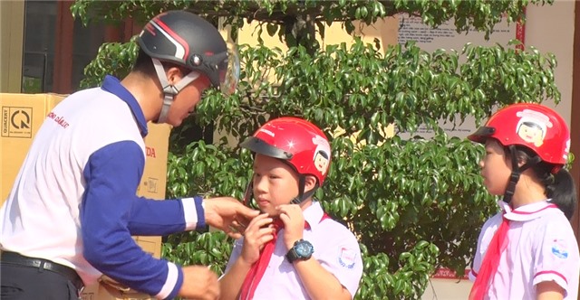 TP Uông Bí: 2.559 học sinh lớp 1 được tặng mũ bảo hiểm