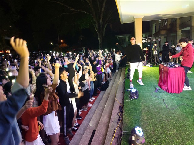 THPT Uông Bí: Đêm nhạc từ thiện The microcosmos