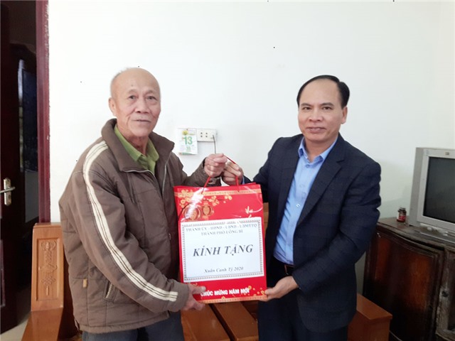 Bí thư Thành ủy Trần Văn Lâm tặng quà Tết người có công tiêu biểu 