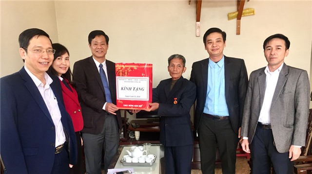 Phó Bí thư Thường trực Thành ủy Phạm Tuấn Đạt tặng quà Tết người có công tiêu biểu