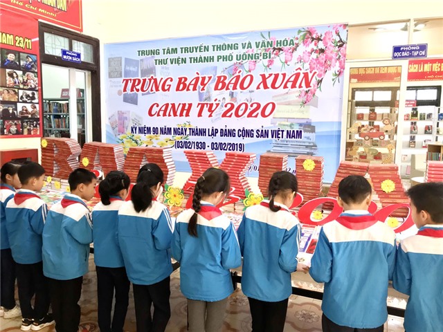 Thư viện TP Uông Bí: Trưng bày sách, báo mừng Đảng mừng xuân