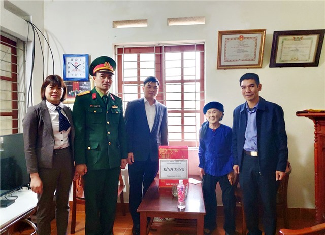 Chủ tịch UBND thành phố Nguyễn Mạnh Hà tặng quà Tết người có công