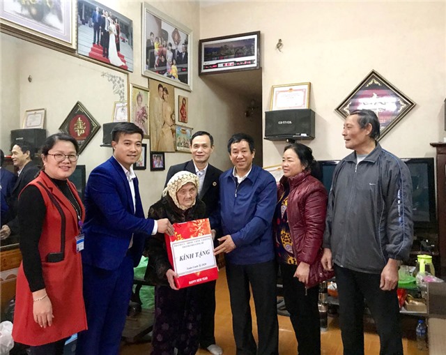 Lãnh đạo thành phố chúc Tết người có công tại phường Nam Khê, Quang Trung