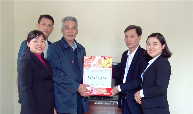 Phó Chủ tịch UBND thành phố Nguyễn Văn Thành tặng quà Tết người có công tiêu biểu 