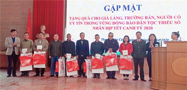 Tặng quà Tết già làng, trưởng bản, người có uy tín