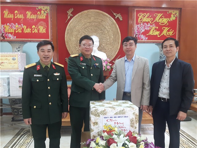 Đồng chí Đào Ngọc Sơn - Chủ tịch MTTQ thành phố tặng quà các đơn vị trực tết