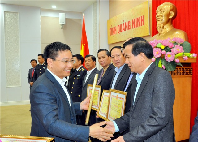 UBND tỉnh khen thưởng các tập thể, cá nhân đóng góp cho thu ngân sách Nhà nước năm 2019