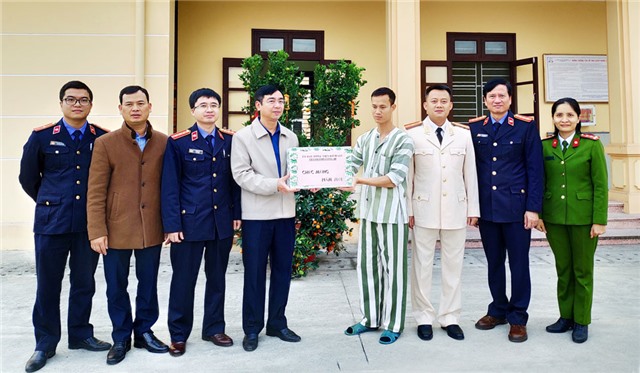 Động viên CBCS trực Tết tại nhà tạm giữ công an thành phố