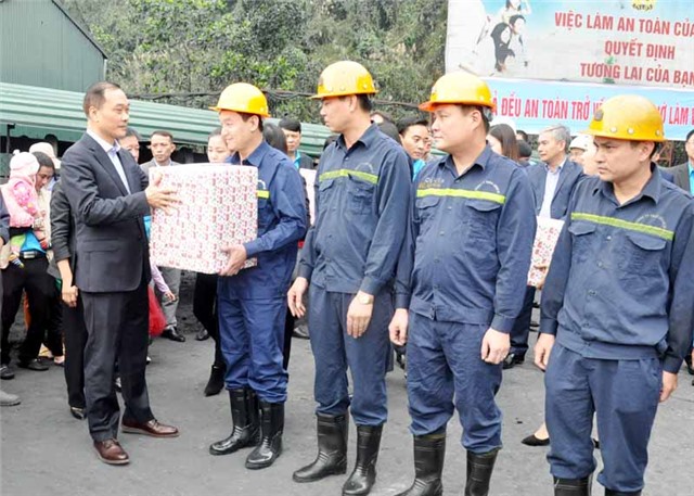 Chủ nhiệm Uỷ ban Kinh tế của Quốc hội Vũ Hồng Thanh thăm, chúc Tết Công ty Than Uông Bí
