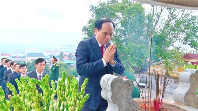 Viếng anh hùng liệt sỹ, dâng hương tại Đài tưởng niệm Bác Hồ nhân dịp Tết Nguyên đán Canh Tý